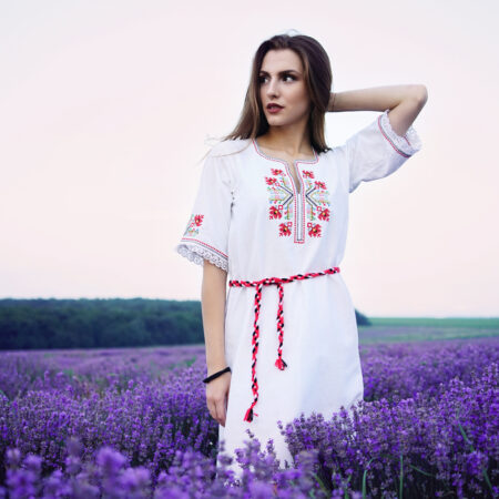 Дамска бродирана риза с трънски мотиви