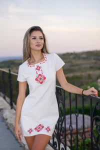 Дамска бяла памучна рокля с българска шевица от Шопския фолклорен регион