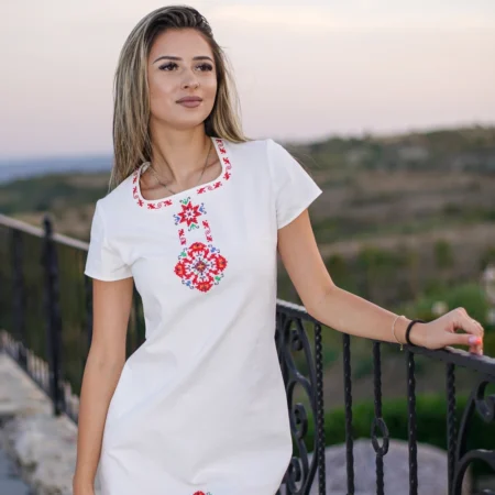 Дамска бяла памучна рокля с българска шевица от Шопския фолклорен регион